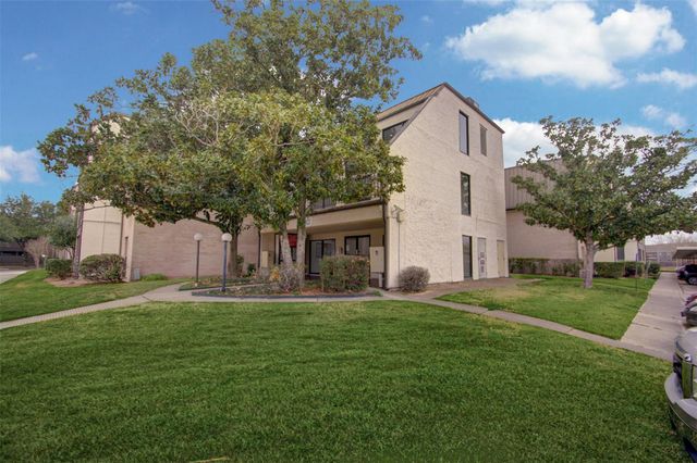3045 Walnut Bend Lane 25, Houston, TX 77042