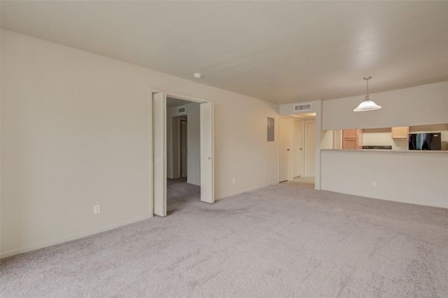 3045 Walnut Bend Lane 25, Houston, TX 77042