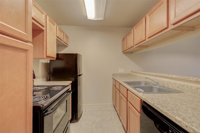 3045 Walnut Bend Lane 25, Houston, TX 77042