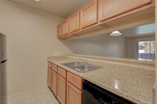 3045 Walnut Bend Lane 25, Houston, TX 77042