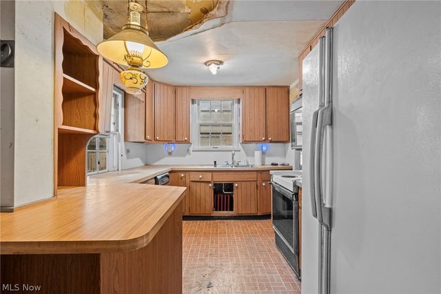 19264 N Sagamore Road, Fairview Park, OH 44126