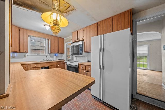 19264 N Sagamore Road, Fairview Park, OH 44126