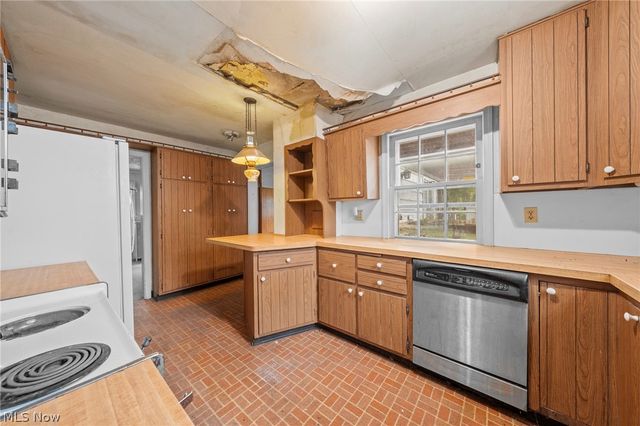 19264 N Sagamore Road, Fairview Park, OH 44126