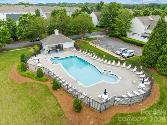 15711 King Louis Court, Charlotte, NC 28277