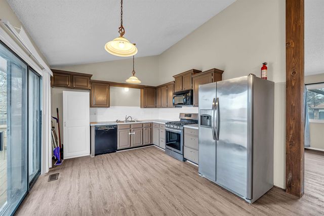 1613 E Brendonwood Rd, Derby, KS 67037