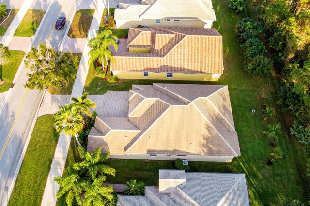 665 SW Sw Lake Charles Circle, Port St Lucie, FL 34986