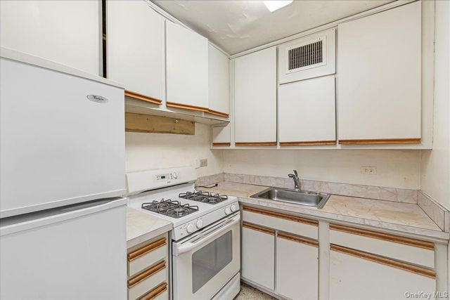 102-30 66th Road 16G, Forest Hills, NY 11375