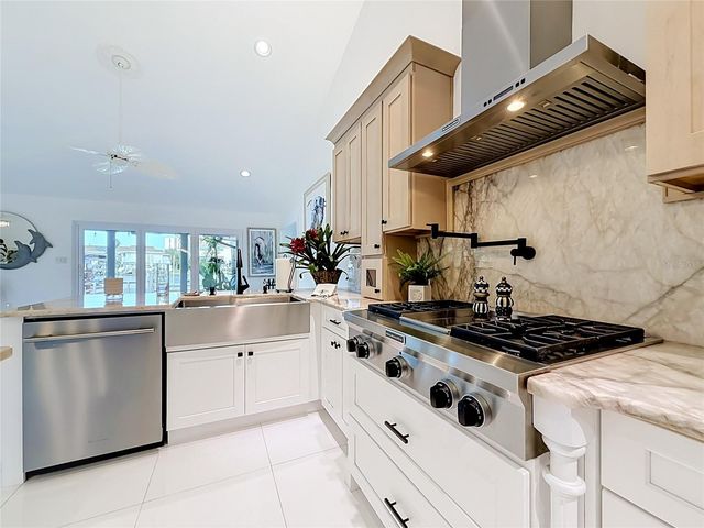 324 LEEWARD ISLAND, Clearwater Beach, FL 33767