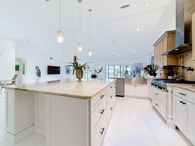 324 LEEWARD ISLAND, Clearwater Beach, FL 33767