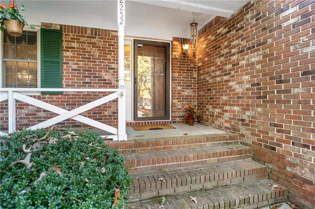 2252 Valley Creek Circle, Snellville, GA 30078