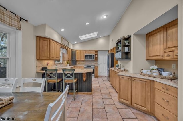 5 Walnut Grove Rd, Hillsborough Twp., NJ 08844