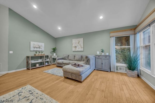 5 Walnut Grove Rd, Hillsborough Twp., NJ 08844