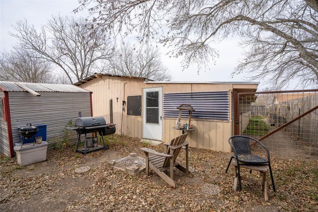 1114 Woodlawn ST, Lockhart, TX 78644