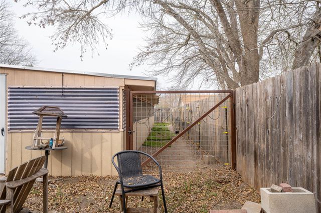 1114 Woodlawn ST, Lockhart, TX 78644