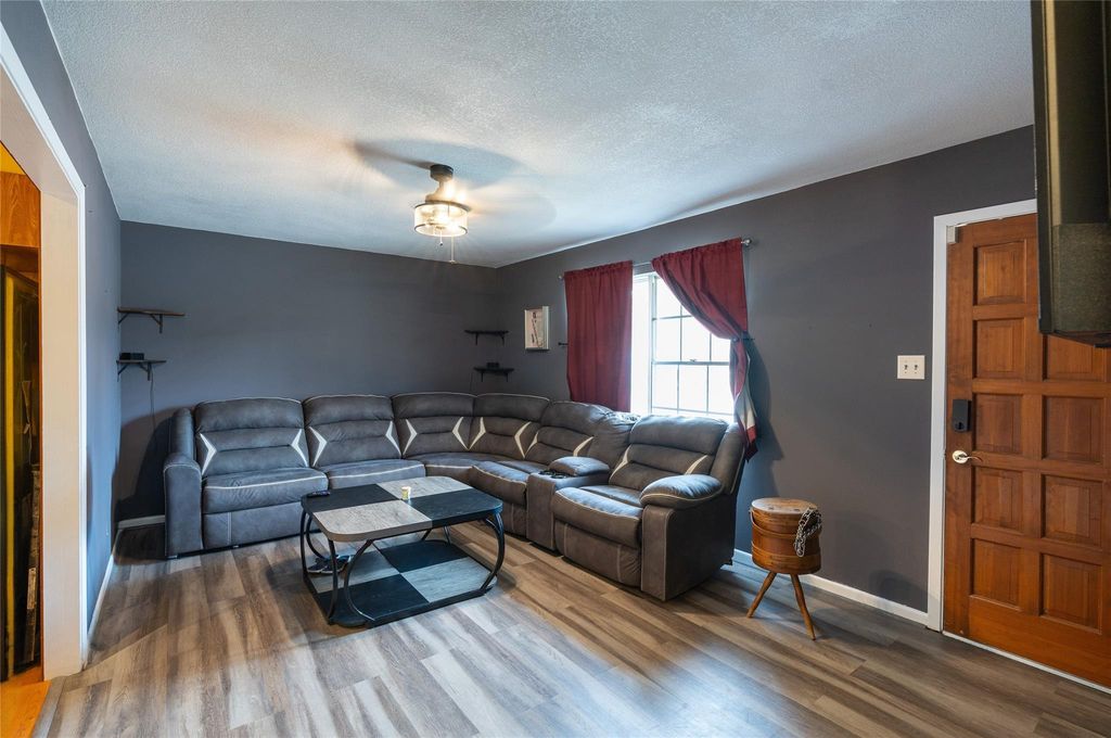 1114 Woodlawn ST, Lockhart, TX 78644