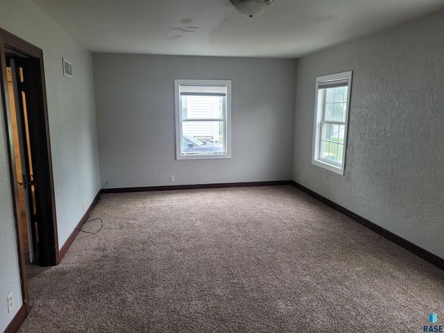 1300 E 6th St Street, Sioux Falls, SD 57106