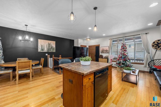 305 S Spring Pl Place, Brandon, SD 57005