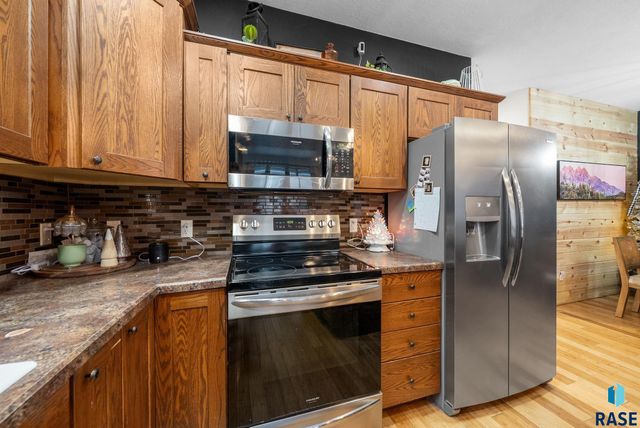 305 S Spring Pl Place, Brandon, SD 57005