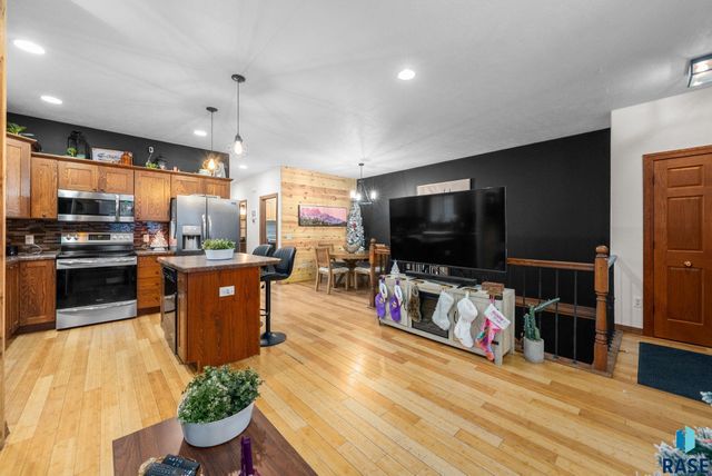 305 S Spring Pl Place, Brandon, SD 57005