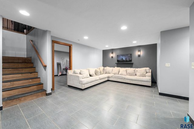 305 S Spring Pl Place, Brandon, SD 57005