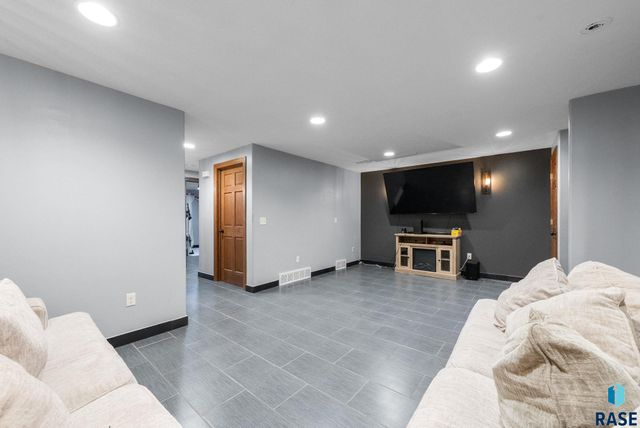 305 S Spring Pl Place, Brandon, SD 57005