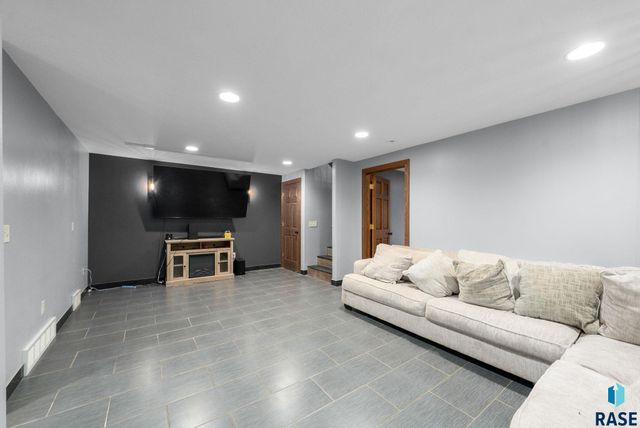 305 S Spring Pl Place, Brandon, SD 57005