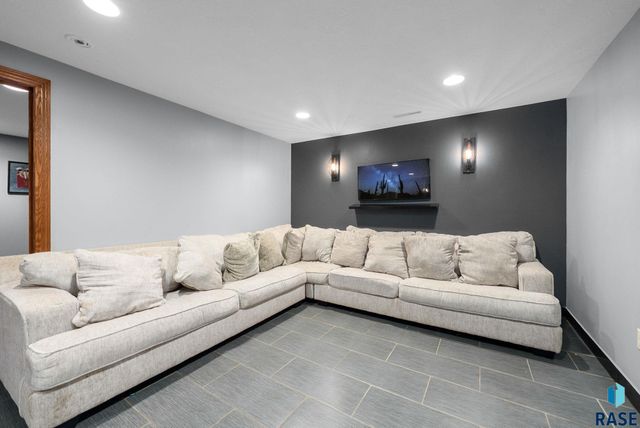 305 S Spring Pl Place, Brandon, SD 57005