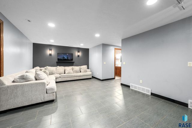 305 S Spring Pl Place, Brandon, SD 57005