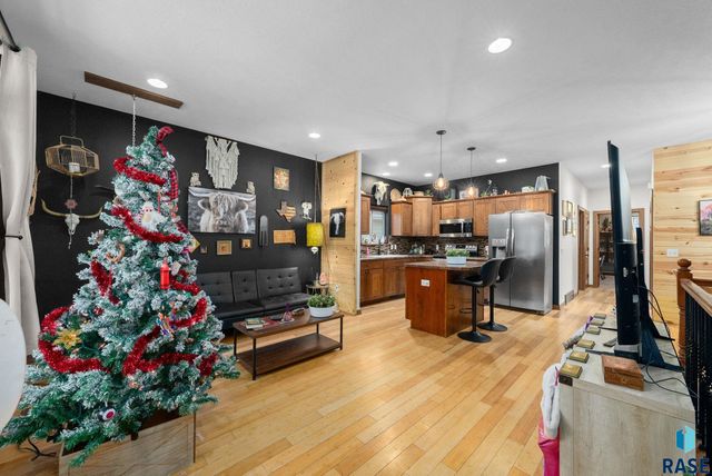 305 S Spring Pl Place, Brandon, SD 57005