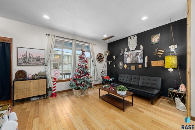 305 S Spring Pl Place, Brandon, SD 57005