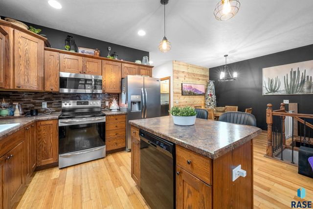 305 S Spring Pl Place, Brandon, SD 57005