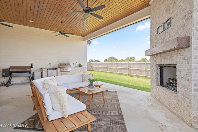 105 Queen Palm Circle, Broussard, LA 70518