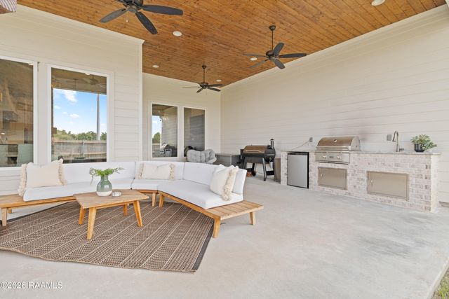 105 Queen Palm Circle, Broussard, LA 70518