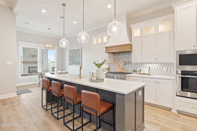 105 Queen Palm Circle, Broussard, LA 70518