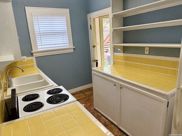 323 Carleton Ct Apt 5, San Antonio, TX 78212