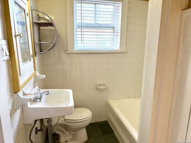 323 Carleton Ct Apt 5, San Antonio, TX 78212