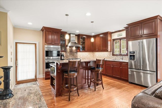 30 Astor Place, Williston Park, NY 11596