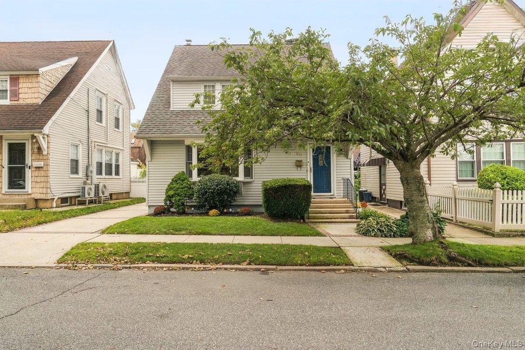 30 Astor Place, Williston Park, NY 11596 — photo 2
