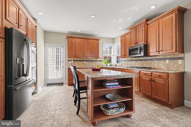 2118 MEADOW RIDGE DR, Lancaster, PA 17601