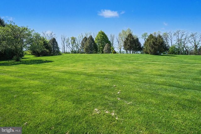 2118 MEADOW RIDGE DR, Lancaster, PA 17601