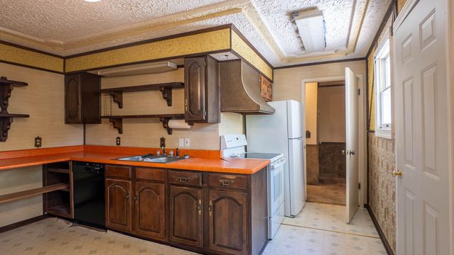 000 S 6th Street, Thayer, MO 65791