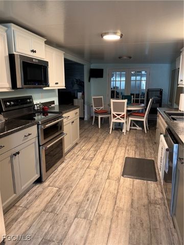 81 Sun CIR, Fort Myers, FL 33905