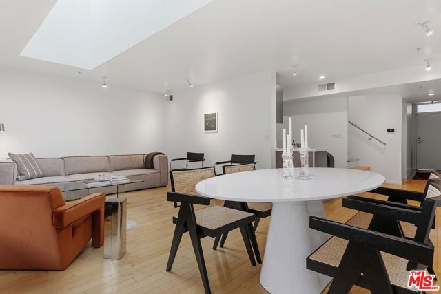 5806 Waring Avenue 14, Los Angeles, CA 90038