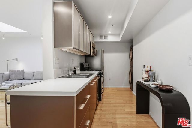 5806 Waring Avenue 14, Los Angeles, CA 90038