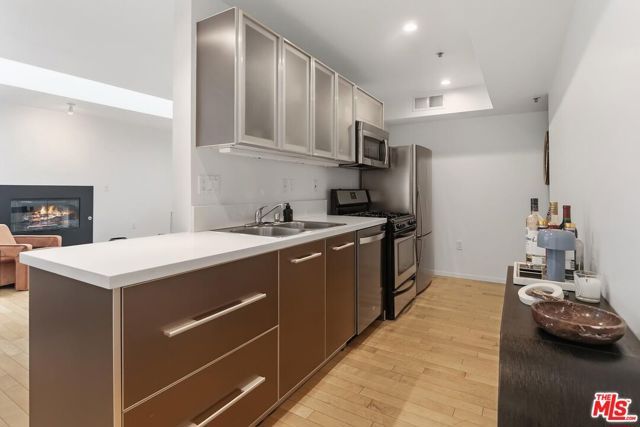 5806 Waring Avenue 14, Los Angeles, CA 90038