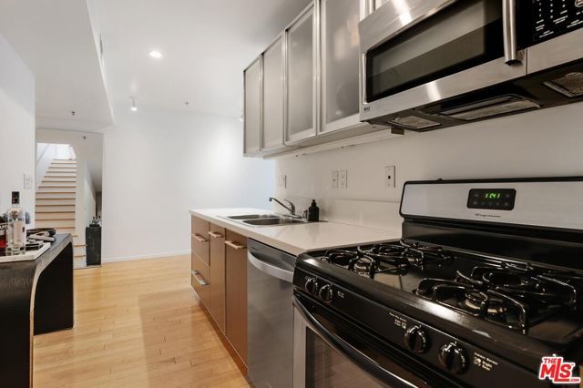 5806 Waring Avenue 14, Los Angeles, CA 90038