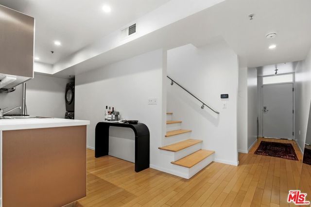 5806 Waring Avenue 14, Los Angeles, CA 90038