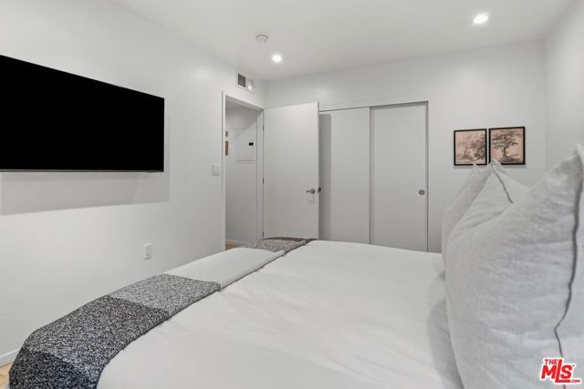 5806 Waring Avenue 14, Los Angeles, CA 90038