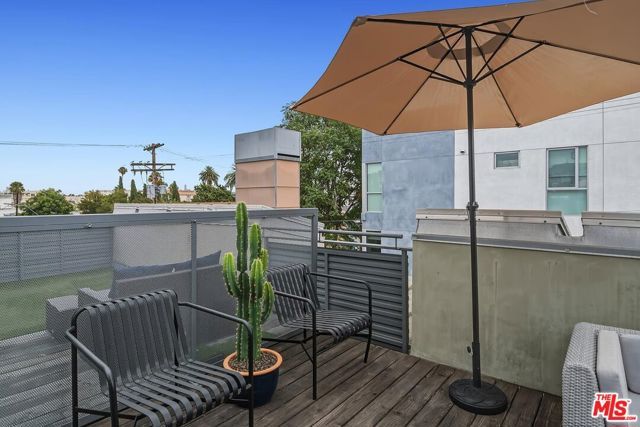 5806 Waring Avenue 14, Los Angeles, CA 90038