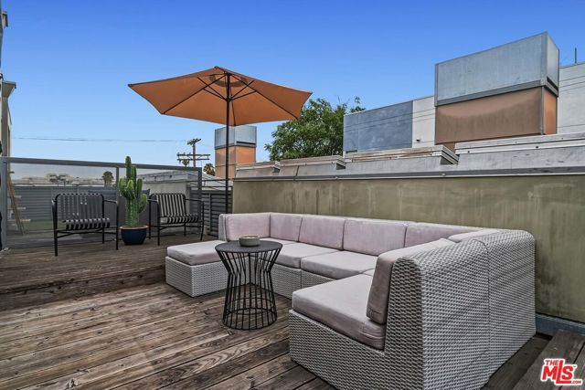 5806 Waring Avenue 14, Los Angeles, CA 90038